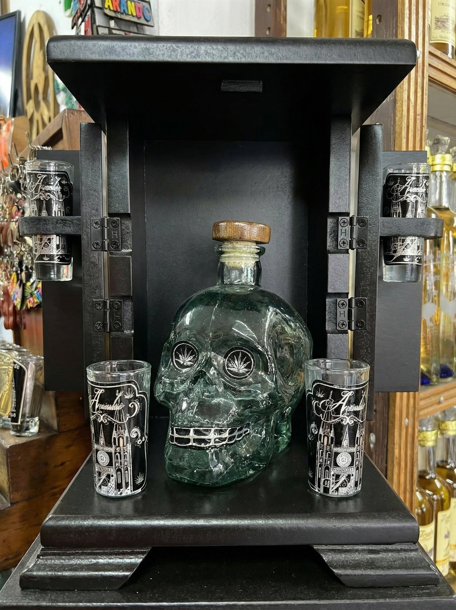 Botella de tequila en forma de calavera con vasos